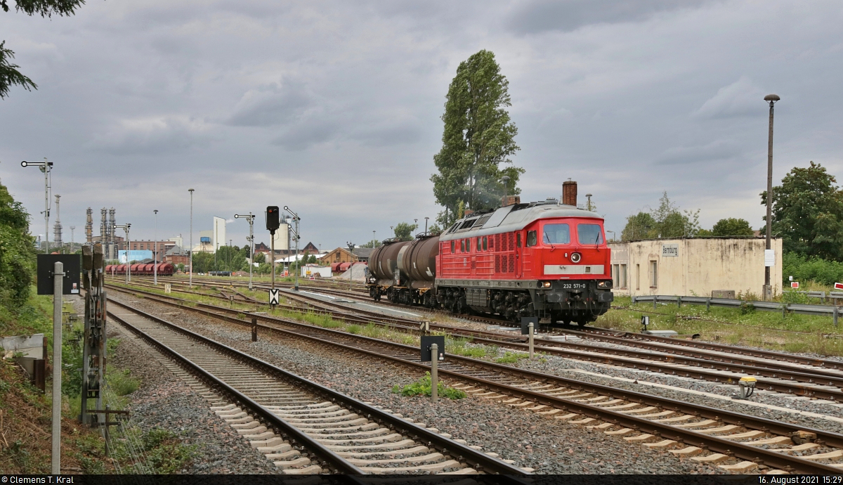 Nachdem 232 571-0 (132 571-1) in Bernburg Hbf etliche reguläre und umgeleitete Regionalzüge passieren lassen musste, setzt sie sich mit zwei Kesselwagen aus dem Sodawerk der Solvay Chemicals GmbH Richtung Köthen in Bewegung.

🧰 DB Cargo
🚩 Bahnstrecke Köthen–Aschersleben (KBS 334)
🕓 16.8.2021 | 15:29 Uhr
