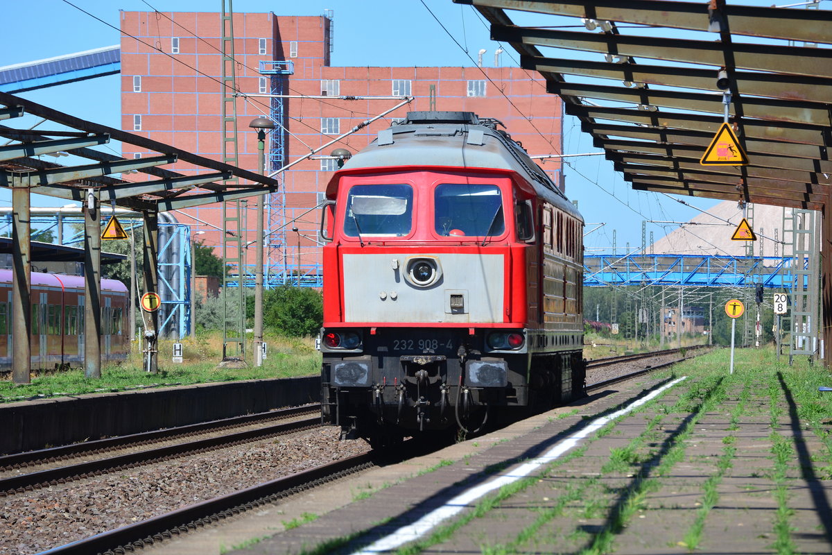 Nachdem 232 908-4 ihren Güterzug nach Magdeburg gebracht hat rauscht sie am Nachmittag durch Zielitz nach Stendal.

Zielitz 23.07.2019