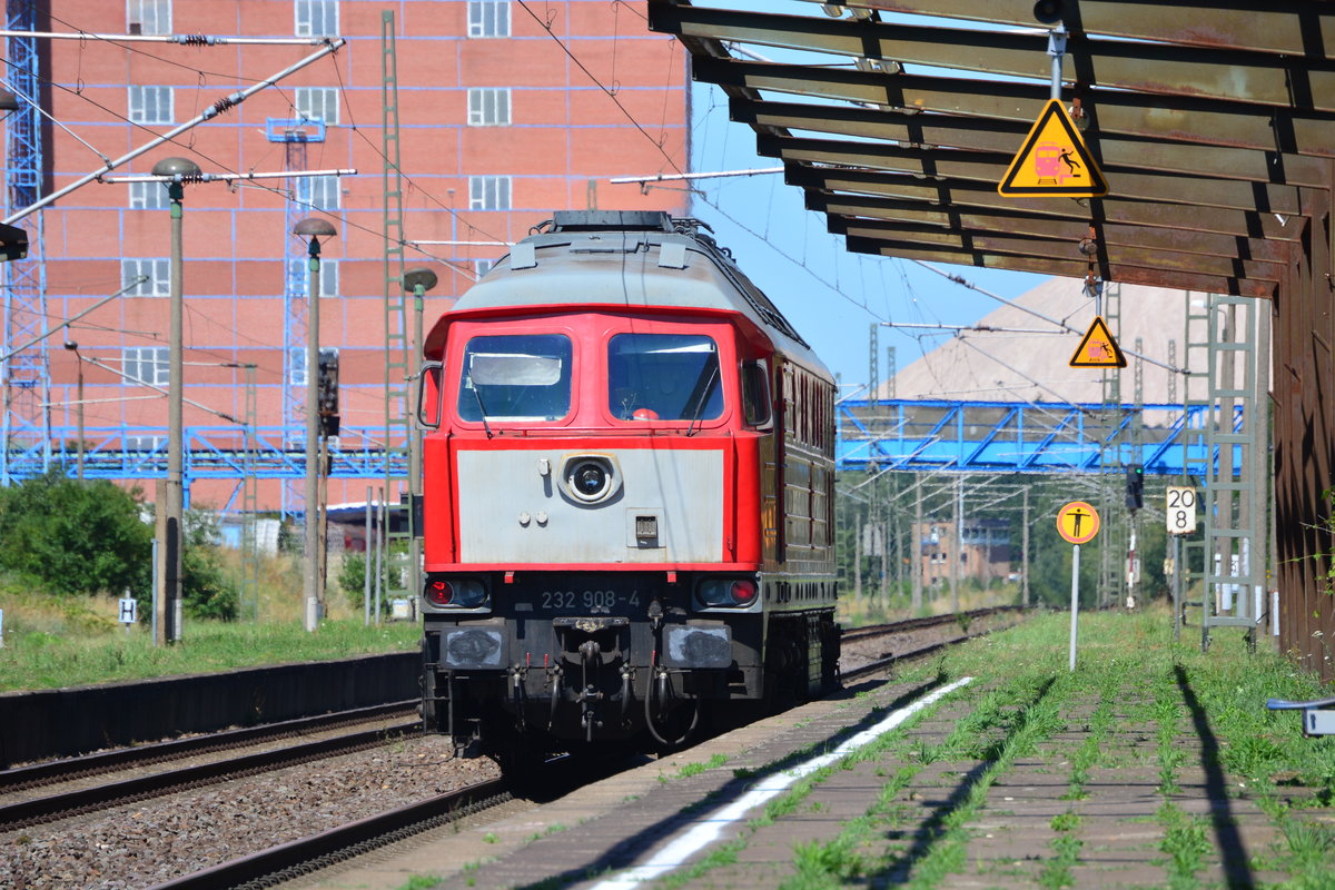 Nachdem 232 908-4 ihren Güterzug nach Magdeburg gebracht hat rauscht sie am Nachmittag durch Zielitz nach Stendal. 

Zielitz 23.07.2019