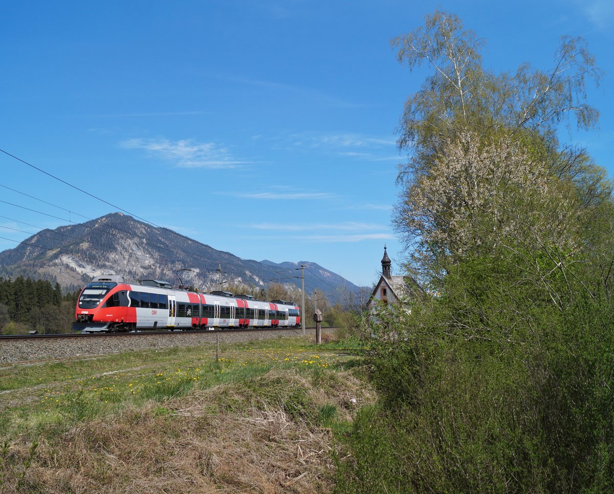 Nachdem der 4024 077-2 im Jahr 2018 von Innsbruck nach Villach umstationiert wurde, kehrte er vergangenen Herbst in seine alte Heimat zurück. Am 16.04.2020 war er als REX 5218 von Wörgl Hauptbahnhof Richtung Brenner unterwegs, wobei die Fahrt coronabedingt bereits in Steinach in Tirol endete. Bei Brixlegg gelang eine Aufnahme in frühlingshafter Landschaft mit blühenden Kirschbäumen und strahlend blauem Himmel. 