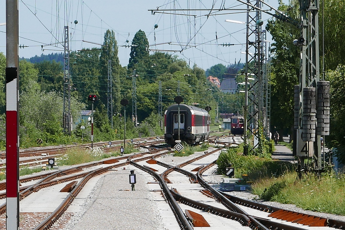 Nachdem 421 371-6 die zwei Wagen des ex-EC aus Basel auf den Bodenseedamm geschoben hatte, wurden diese umfahren, um anschließend zusammen in die Abstellgruppe zu fahren. Bild wurde am 08.07.2017 vom Ende des zwischen den Gleisen 1 und 2 liegenden Bahnsteigs aufgenommen.