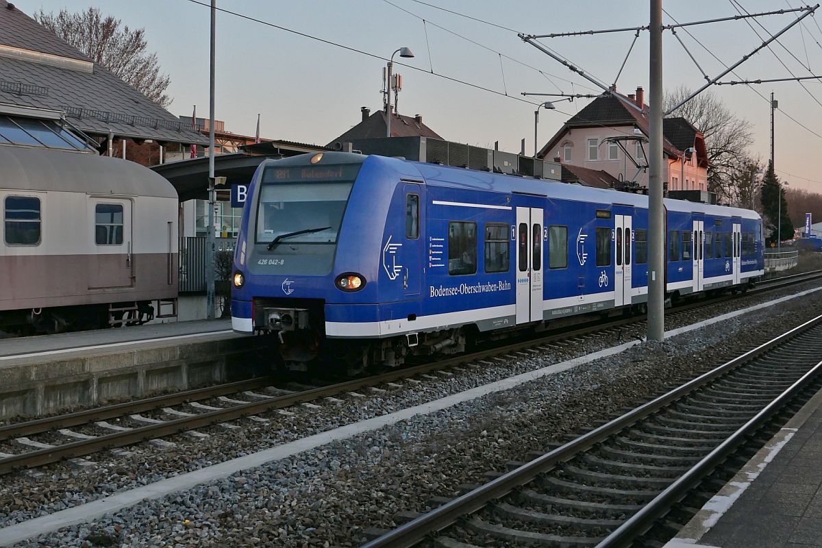 Nachdem 426 042-8 / 426 542-7 am 05.03.2022 im neuen Farbkleid in Friedrichshafen ankam, war der BOB-Triebwagen vier Tage später großflächig verschmiert und nicht mehr im Einsatz. Am 23.03.2022 hat 426 042-8 / 426 542-7 der Bodensee-Oberschwaben-Bahn als RB 91 / 87590 auf der Fahrt von Friedrichshafen Hafen nach Aulendorf Meckenbeuren erreicht.