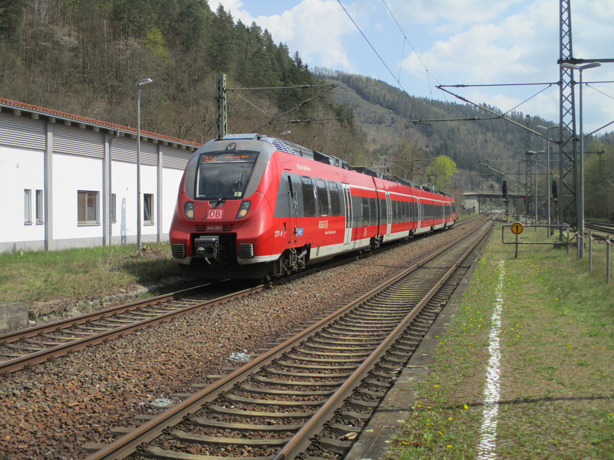 Nachdem der 442 303 die Landesgrenze zwischen Bayern und Thüringen überschritten hatte,fuhr der 442,am 28.April 2022,in den ehemaligen Grenzbahnhof Probstzella.