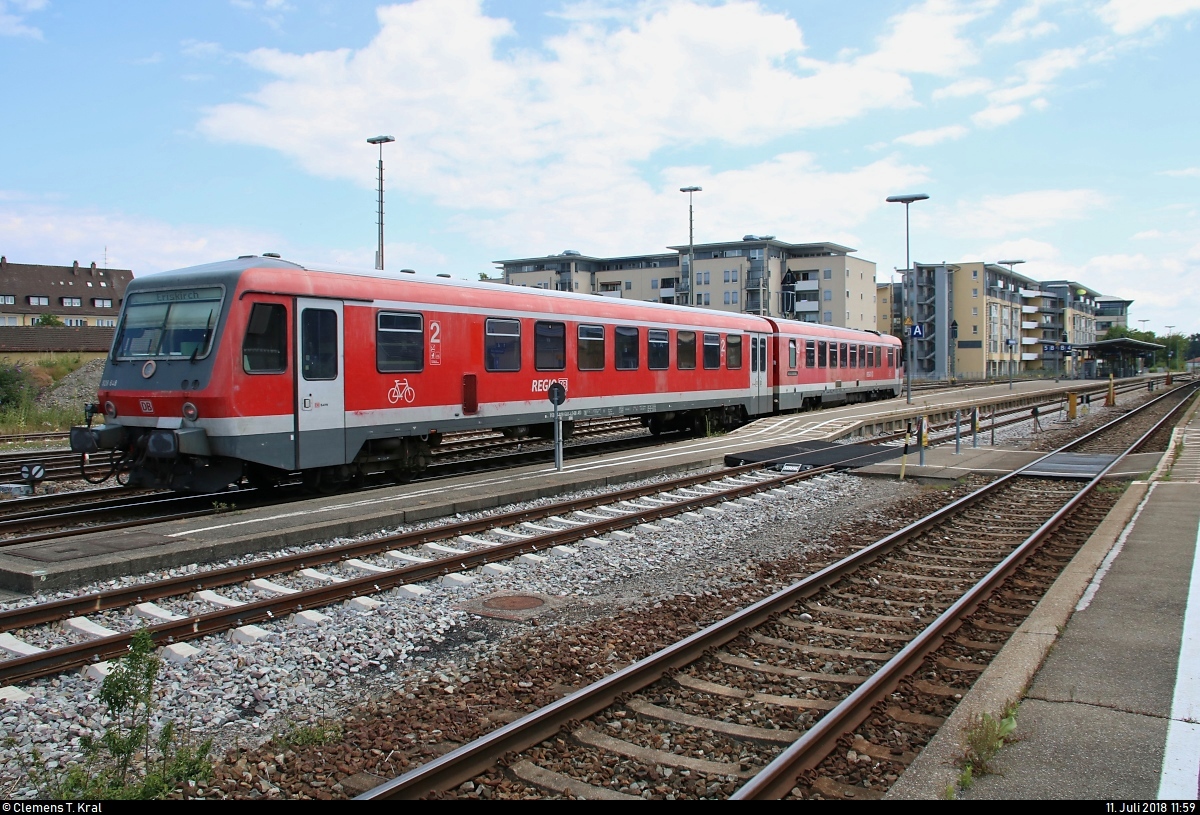 Nachdem 628 648 der DB ZugBus Regionalverkehr Alb-Bodensee GmbH (RAB) (DB Regio Baden-Württemberg) an der Dieseltankstelle getankt hat, stellt er RB 22719 nach Eriskirch im Startbahnhof Friedrichshafen Stadt auf Gleis 5 bereit.
[11.7.2018 | 11:59 Uhr]