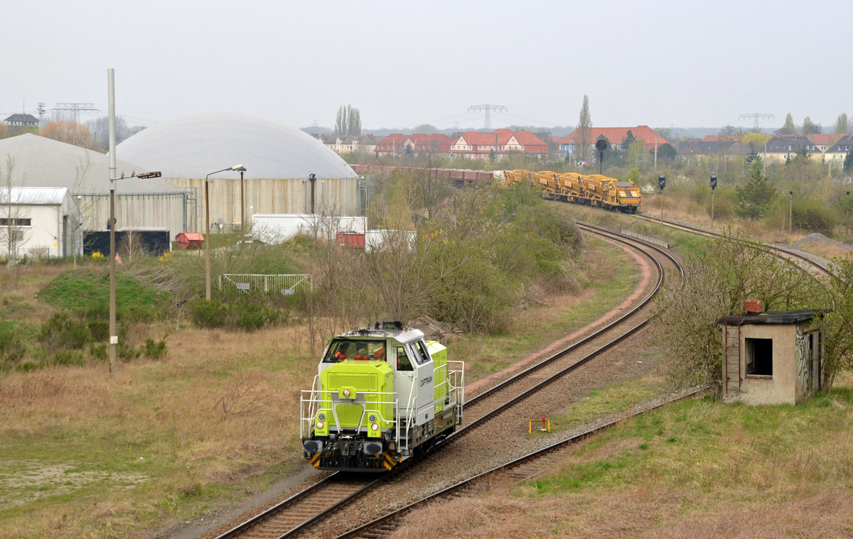 Nachdem 650 093 ihren Zug am 02.04.17 in Bitterfeld bereitgestellt hatte rollte sie wieder zurück in den Chemiepark. Im Hintergrund stehen Schotter- und Bunkerwagen welche beim Weicheneinbau bei Holzweißig zum Einsatz kamen.