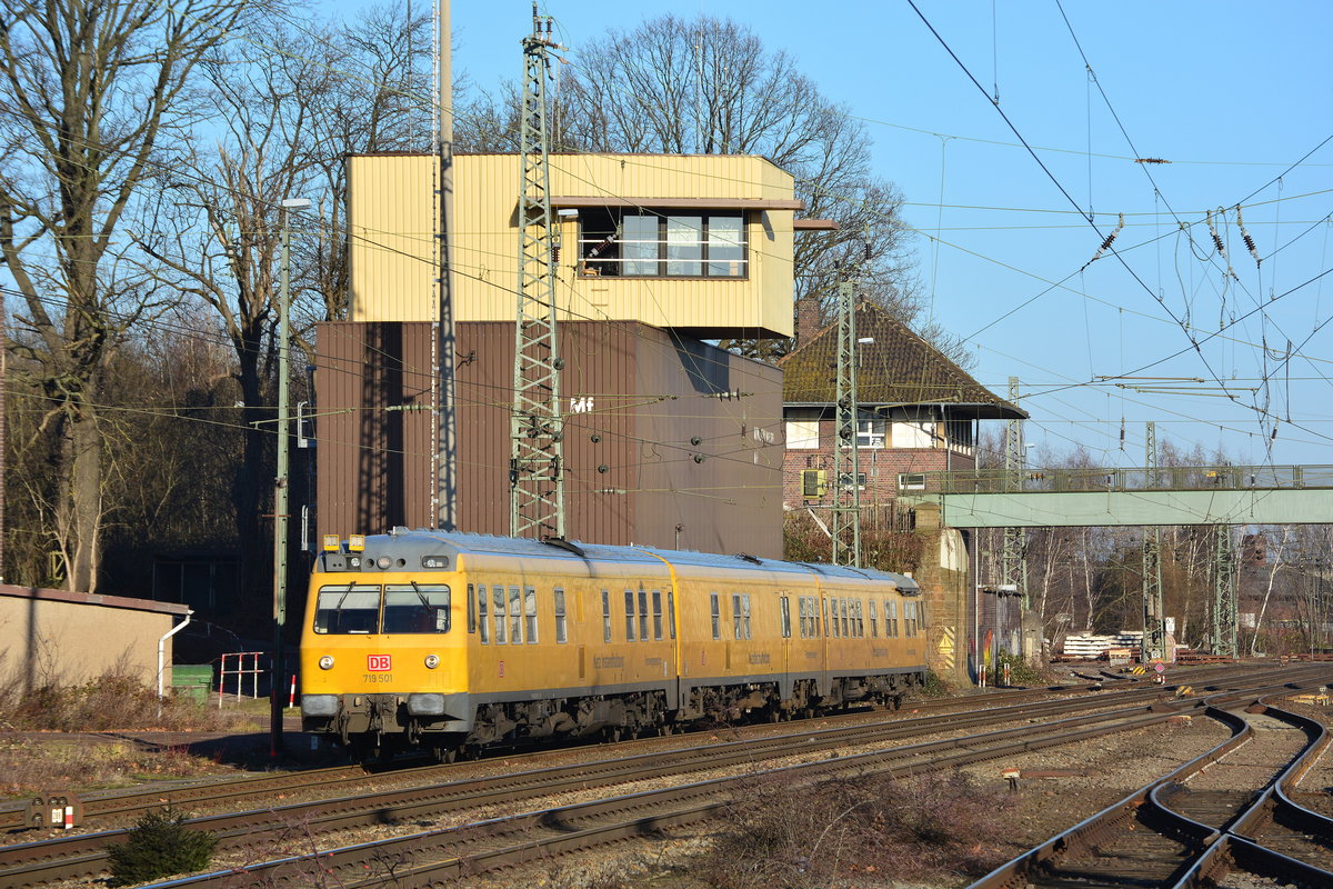 Nachdem 719 001 voll betankt war rangierte er quer durch den Bahnhof Minden und fuhr danach weiter in Richtung Wunstorf.

Minden 29.12.2016