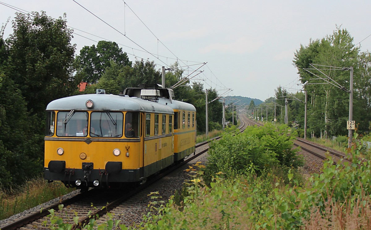 Nachdem 725 002-0 und 726 002-9 einige Tage Messfahrten im Erzgebirge absolviert haben fahren sie am 16.07.2014 aus Richtung Chemnitz ins Vogtland um da auch noch Messfahrten zu absolvieren. Dieses Gespann wurde am Haltepunkt Zwickau-Pölbitz abgelichtet.