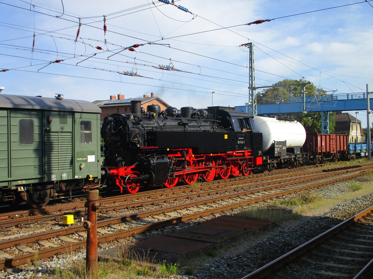 Nachdem 86 1744 ihren Rügeneinsatz beendet hatte ging es,am 06.September 2021,zurück in die Heimat.Nach der Ankunft von Putbus setzte die Fuhre in Bergen/Rügen um.