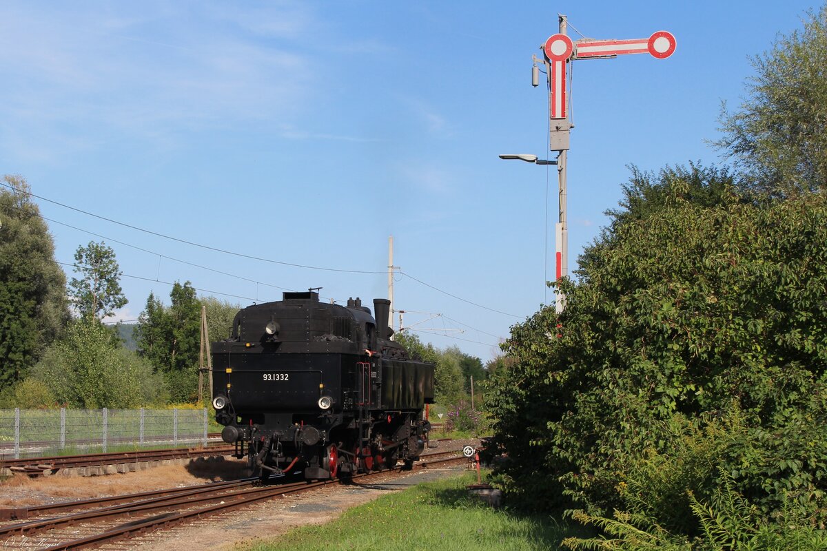 Nachdem die 93.1332 am Nachmittag des 30.8.2026 mit ihrem Personenzug in Weizelsdorf angekommen ist, passiert sie das ehemalige Ausfahrsignal auf ihrem Weg ins Heizhaus.