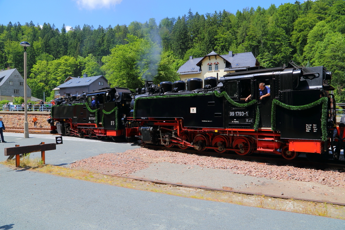 Nachdem 99 1734 und 99 1793 am 17.06.2017 ihren Eröffnungszug im Bahnhof Kipsdorf ein wenig vorgezogen haben, werden sie jetzt vom Zug getrennt, um Wasser zu nehmen und ans andere Ende des Zuges umsetzen zu können. Sehenswert ist hier vielleicht auch, daß sich beide Loks in der sogenannten  Bellingrodt-Stellung  (Kuppelstange unten) befinden. Das war ein wenig Fotografenglück, denn das sieht man auch nicht alle Tage. ;-) Die Aufnahme entstand im Rahmen der Eröffnungsveranstaltung zur Wiederinbetriebnahme des Abschnittes Dippoldiswalde - Kurort Kipsdorf der Weißeritztalbahn.