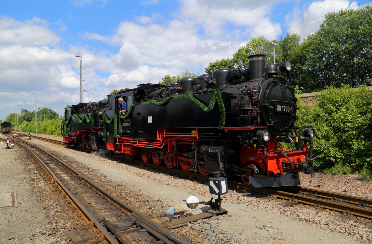 Nachdem 99 1734 und 99 1793 am 17.06.2017 den ersten Planzug, nach dem Wiederaufbau des Weißeritztalbahn-Streckenabschnittes Dippoldiswalde - Kurort Kipsdorf, in Freital-Hainsberg abgeliefert haben, sind sie jetzt auf Rangierfahrt zur Restaurierung ins Bw. Der Dienst ist für die beiden noch nicht vorbei, einmal müssen sie heute noch hinauf nach Kipsdorf und zurück.