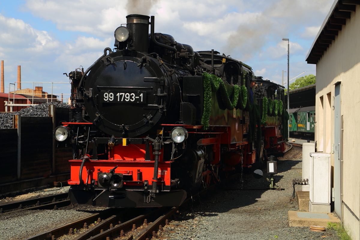 Nachdem 99 1734 am Nachmittag des 17.06.2017, nach erfolgter Restaurierung, als erste den Lokschuppenbereich des Hainsberger Bw`s verlassen hat, folgt nun 99 1793. Nachdem beide Loks gekuppelt sind, werden sie den am Bahnsteig stehenden Zug übernehmen und denselben als P6006 hinauf nach Kipsdorf bringen.