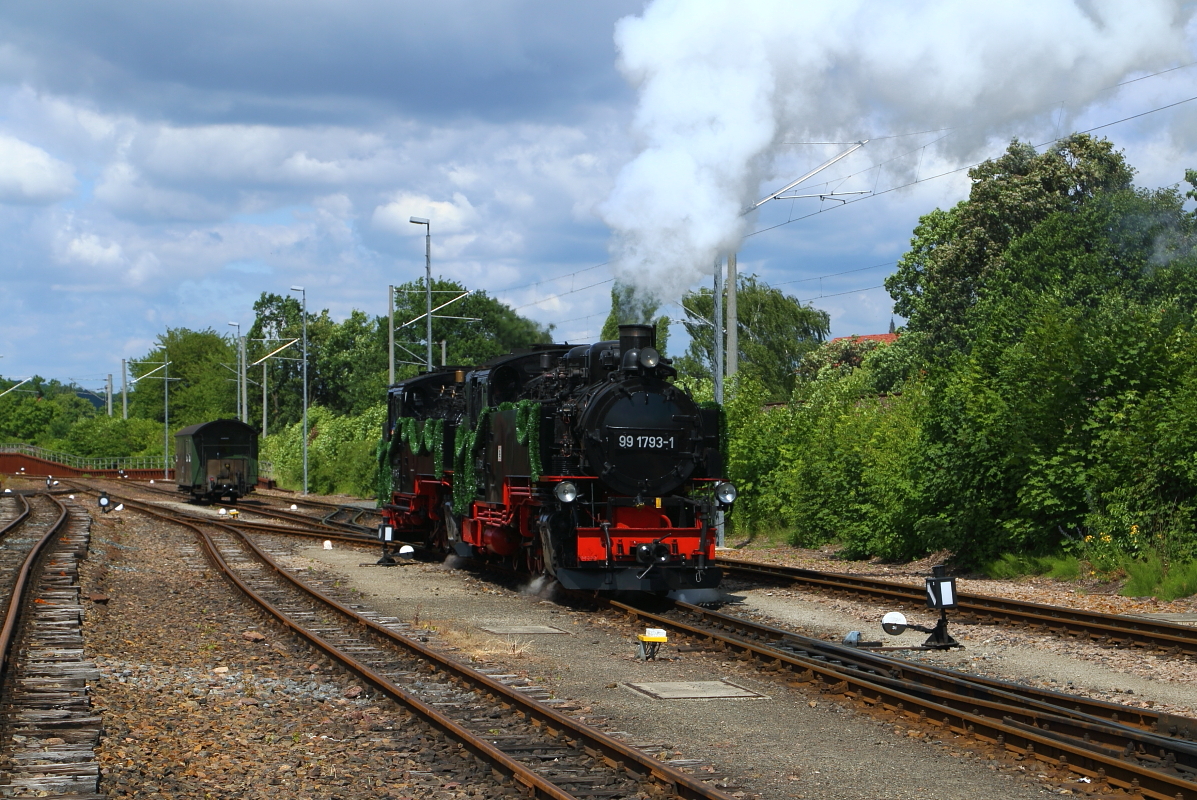 Nachdem 99 1793 und 99 1734 am 17.06.2017 den Eröffnungszug für den Streckenabschnitt Dippoldiswalde - Kurort Kipsdorf wieder zurück nach Freital-Hainsberg gebracht haben, sind sie jetzt unterwegs, zur Restaurierung ins Bw. (Bild 1)