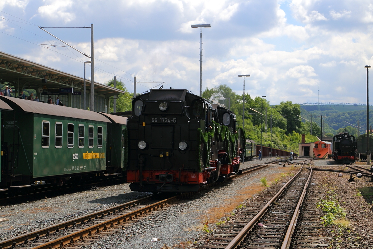 Nachdem 99 1793 und 99 1734 am 17.06.2017 den Eröffnungszug für den Streckenabschnitt Dippoldiswalde - Kurort Kipsdorf wieder zurück nach Freital-Hainsberg gebracht haben, sind sie jetzt unterwegs, zur Restaurierung ins Bw. (Bild 3)