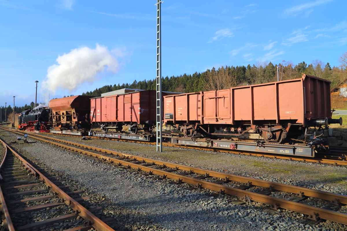 Nachdem 99 222 am 06.02.2016 ihren HSB-Fotogüterzug aus der zwischenzeitlichen Abstellung im Bahnhof Benneckenstein gezogen hat, drückt sie ihn nun in das Nachbargleis, wo der Begleitwagen des Zuges bereits wartet. Dieser wird daraufhin angekuppelt und der Zug ist bereit zur Rückfahrt nach Wernigerode. Das Ganze erfolgt im Rahmen einer Sonderzugveranstaltung der IG HSB.