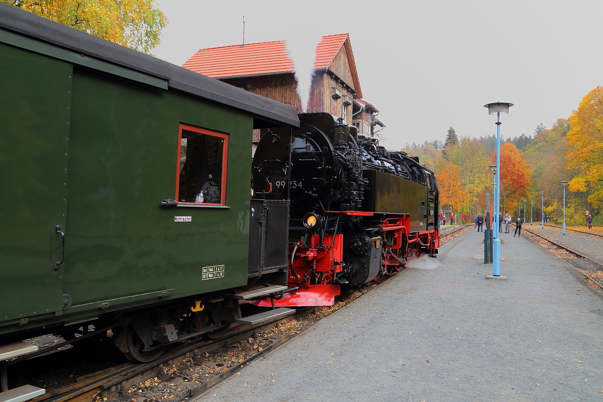 Nachdem 99 234 am 21.10.2018 im Bahnhof Alexisbad ans andere Ende des IG HSB-Sonderzuges umgesetzt hat, schiebt sie diesen jetzt aufs Abstellgleis, damit der dort am Vortag abgestellte Güterwagen angekuppelt werden kann.