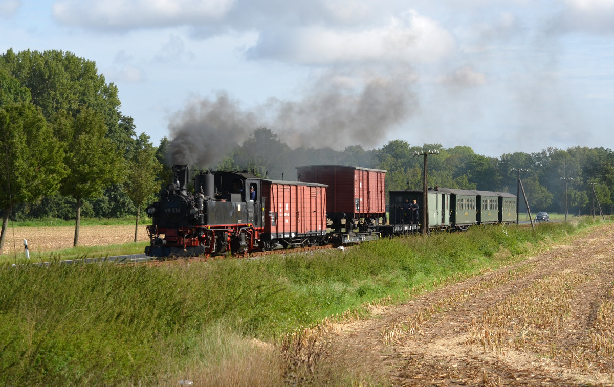 Nachdem 99 574 mit ihrem GmP in Naundorf gekreuzt hatte dampfte sie am 10.09.17 ihrem Ziel Mügeln entgegen. Hier zwischen Schweta und Mügeln hat sie ihr Ziel fast erreicht.