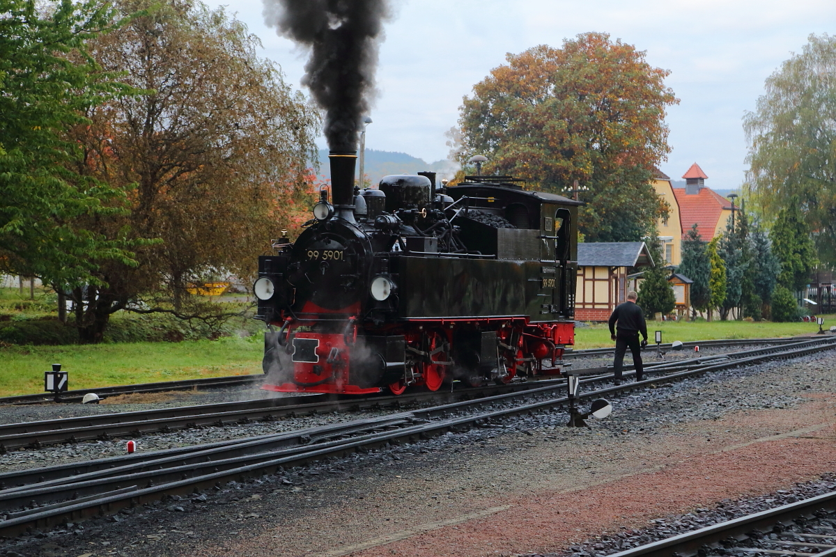 Nachdem 99 5901 am Morgen des 23.10.2016 im Bw Gernrode auf ihren Sonderzugeinsatz für die IG HSB vorbereitet wurde, stehen nun einige Rangierfahrten an. Dafür gilt es erstmal eine Weiche zu stellen, zu welchem Zweck der Lokheizer hier gerade abgesessen ist.