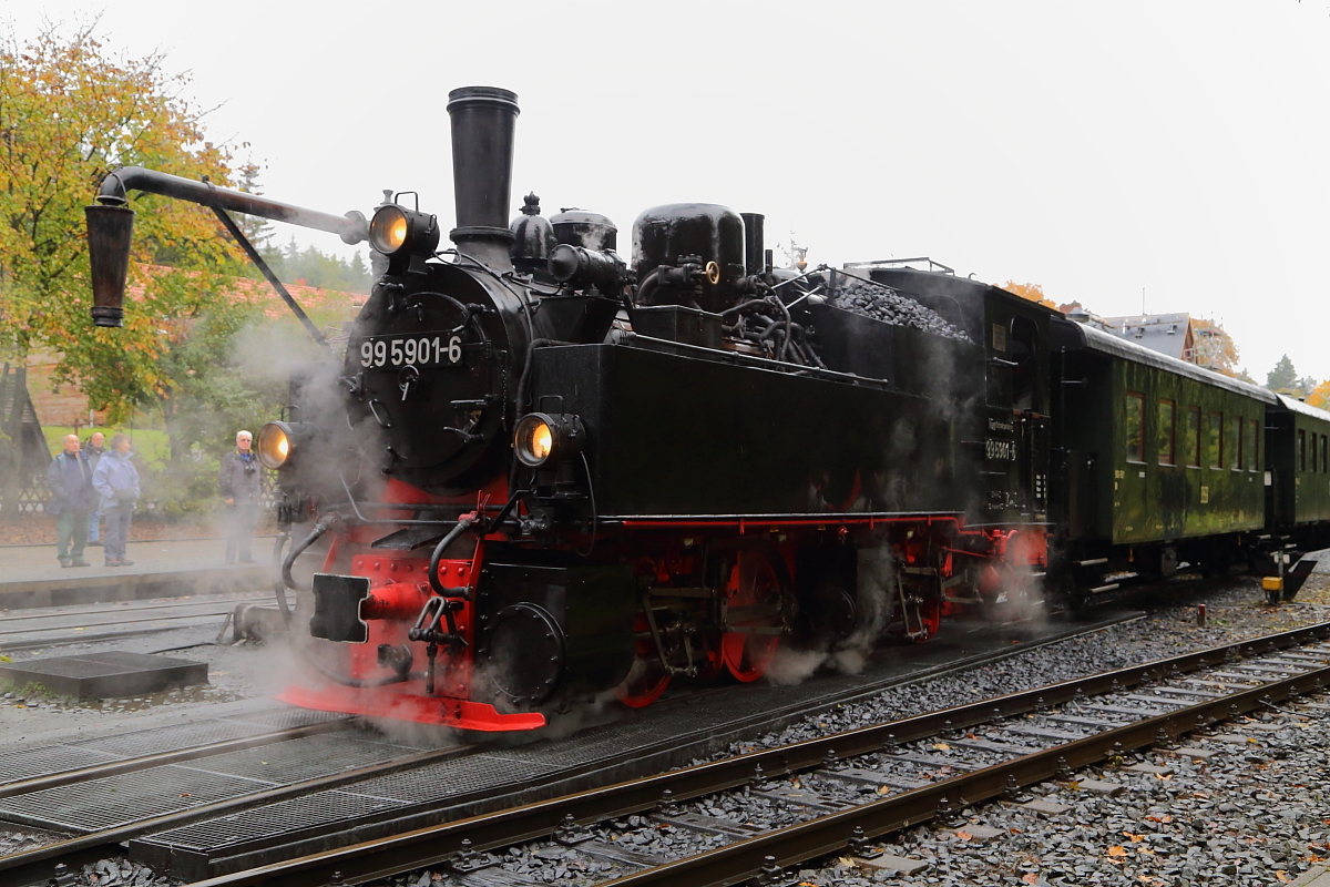 Nachdem 99 5901 am Vormittag des 17.10.2015 ihren IG HSB-Sonderzug im Bahnhof Drei Annen Hohne von Gleis 1 auf Gleis 2 umgesetzt hat, steht jetzt das Wasserfassen an, bevor die Fahrt in Richtung Nordhausen Nord fortgesetzt wird.