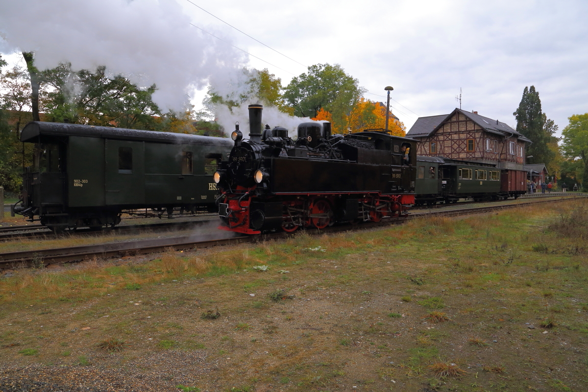Nachdem 99 5901 den IG HSB-Sonderzug auf ihrer Fahrt am 23.10.2016 von Gernrode nach Stiege, zu einem Abstecher von Alexisbad nach Harzgerode hinaufgeschleppt hat, setzt sie nun für die Rückfahrt um.