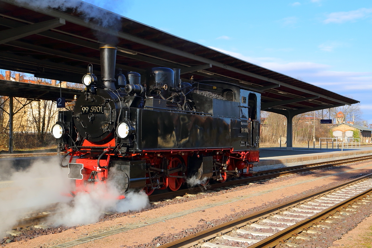 Nachdem 99 5901 ihren IG HSB-Sonder-PmG am Nachmittag des 26.02.2017 im Zielort Quedlinburg abgeliefert hat, geht sie nun vom Zug, um für die Rückfahrt ans andere Ende desselben umzusetzen.