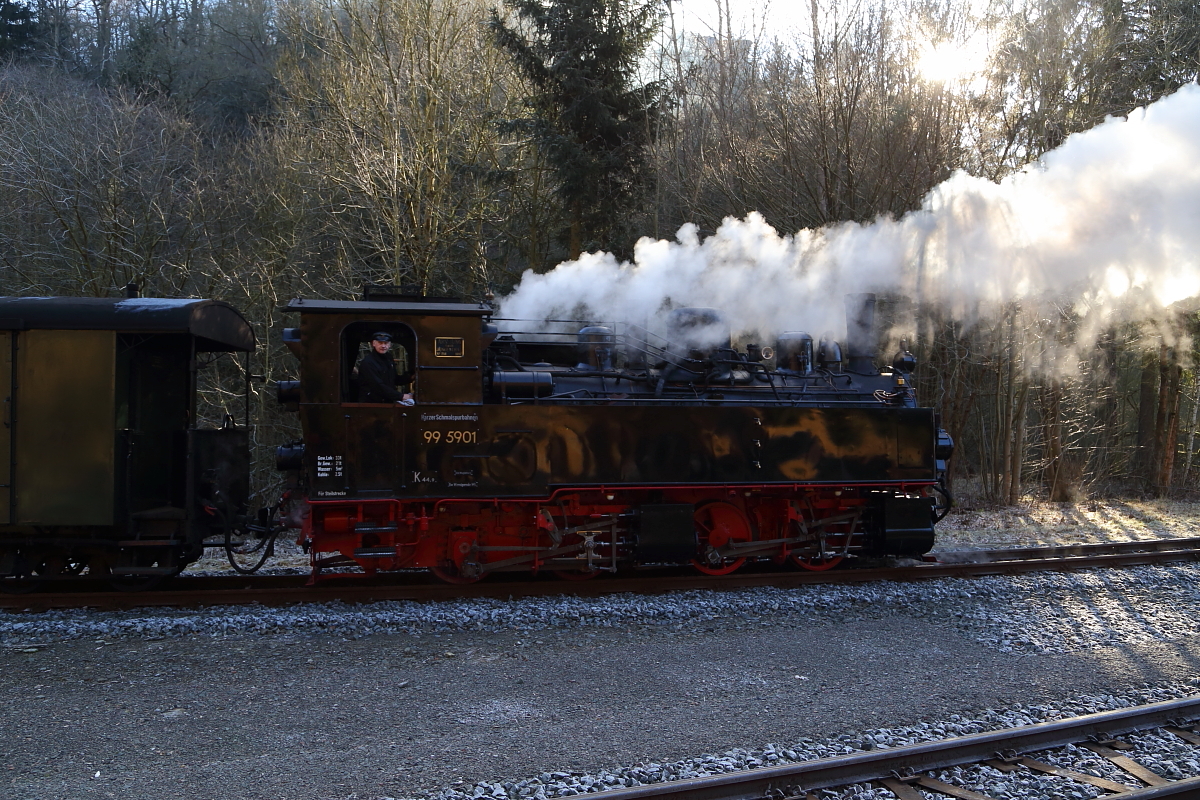 Nachdem 99 5901 die Personenwagen des IG HSB-Sonder-PmG`s am 14.02.2015 zwecks Zugtrennung aus dem Bahnhof Alexisbad gezogen hat, drückt sie diese jetzt wieder zurück. (Bild 1)