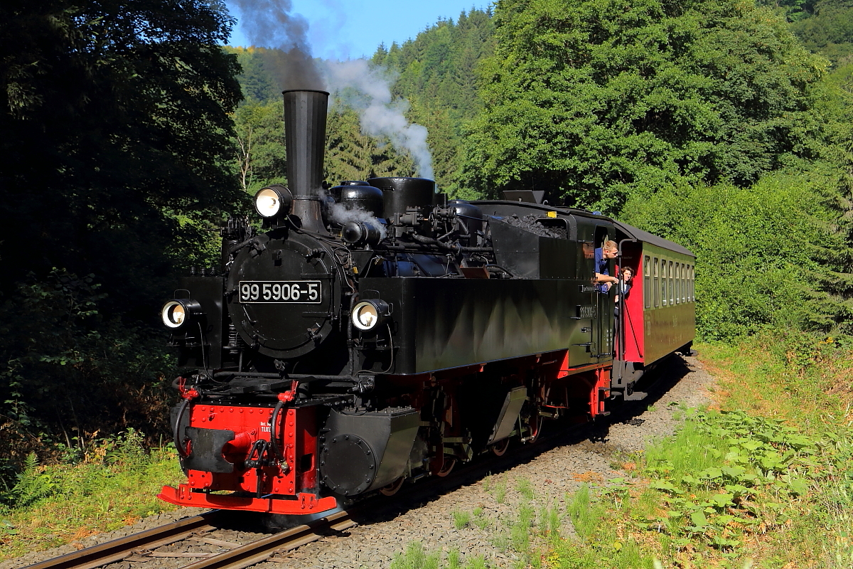 Nachdem 99 5906 am 07.07.2018 mit ihrem Jubiläumszug den Bahnhof Eisfelder Talmühle verlassen hat, gibt es kurz vor dem Steinbruch Unterberg den ersten Fotohalt.