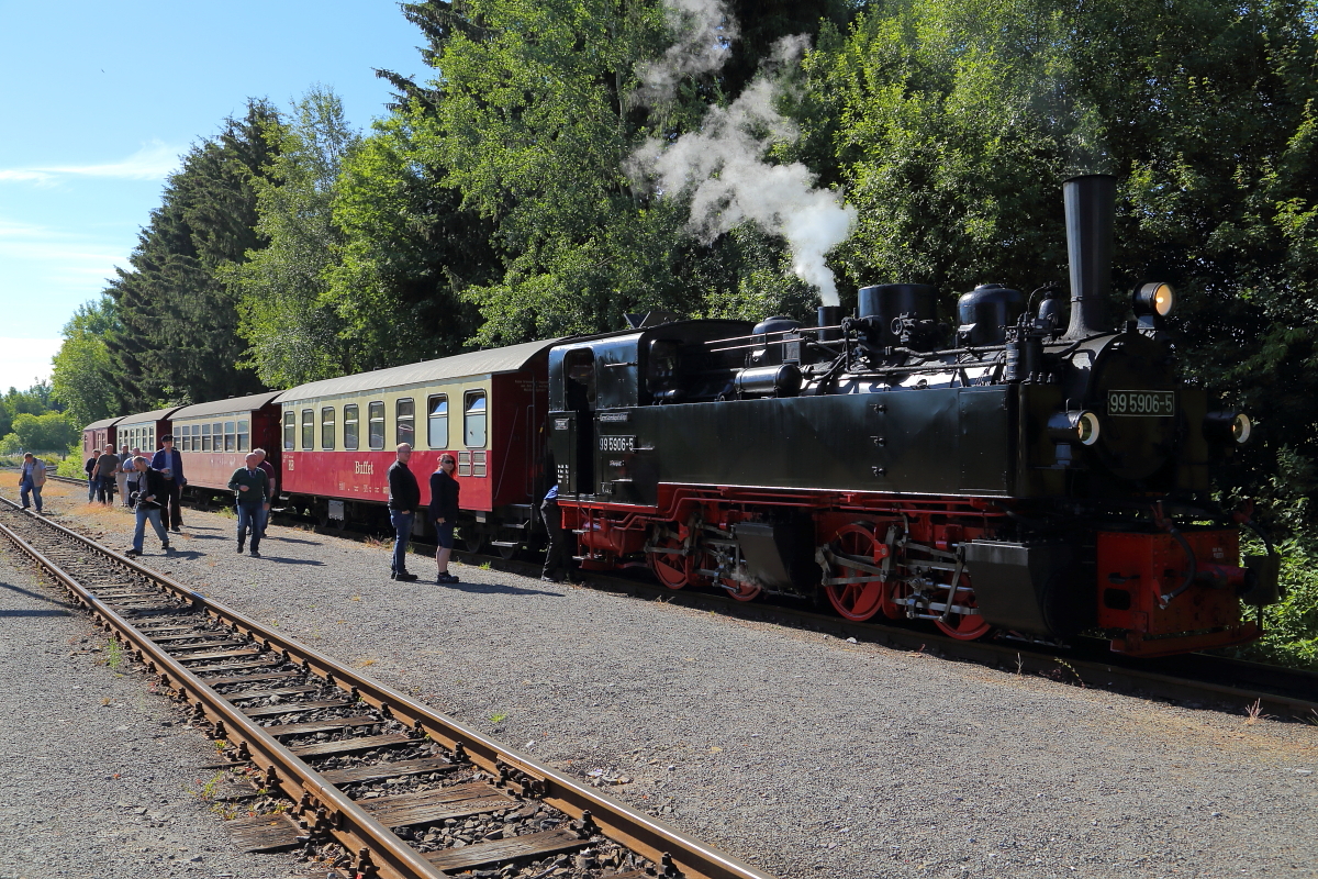 Nachdem 99 5906 am 07.07.2018 mit ihrem Jubiläumssonderzug in Stiege eingefahren ist, machen sich die Fotografen auf den Weg, um die obligatorische Durchfahrt durch die Wendeschleife festzuhalten.