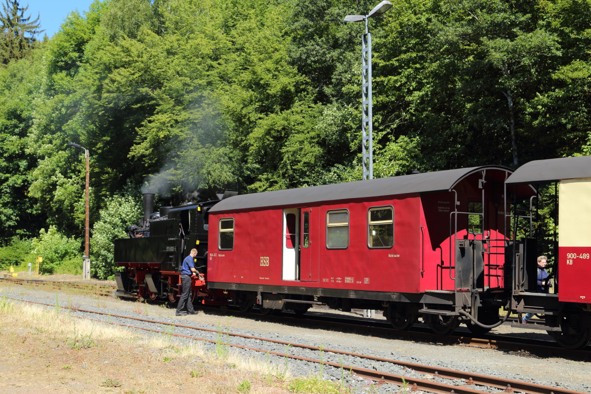 Nachdem 99 5906 am 07.07.2018 im Bahnhof Mägdesprung ans andere Ende des Jubiläumssonderzuges umgesetzt hat, muß sie nun wieder angekuppelt werden.
