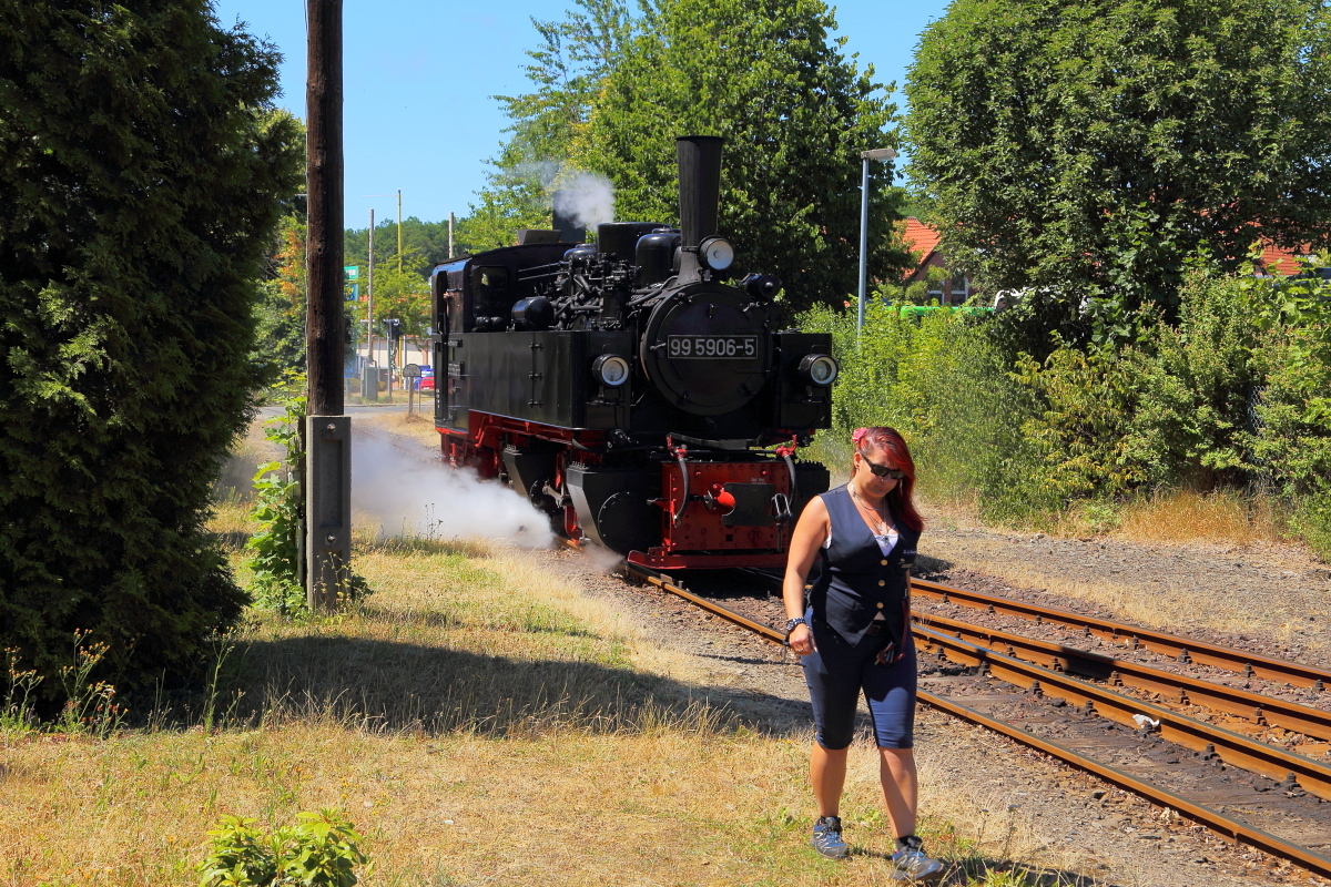 Nachdem 99 5906 am 07.07.2018 im Bahnhof Harzgerode über Gleis 2 umgesetzt hat, folgt sie, nun wieder auf Gleis 1, brav unserer Zugführerin, um für die Rückfahrt ans andere Ende ihres Jubiläumssonderzuges anzukuppeln.