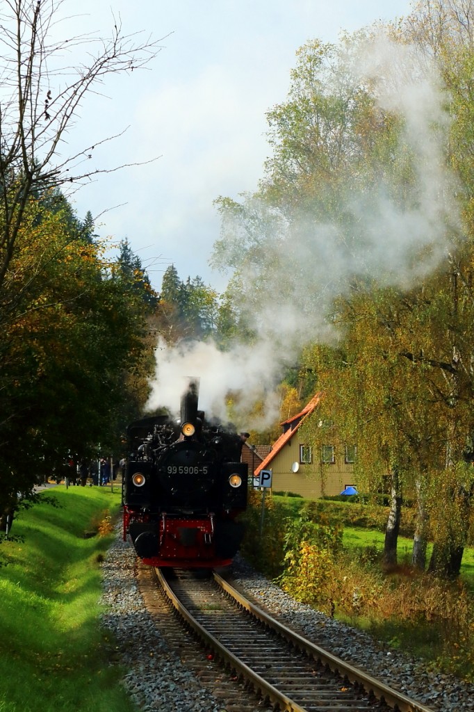 Nachdem 99 5906 am 17.10.2014 mit einem Sonderzug der IG HSB eine Scheinanfahrt durchgeführt hat, drückt sie jetzt denselben zurück in den Haltepunkt Sorge.
