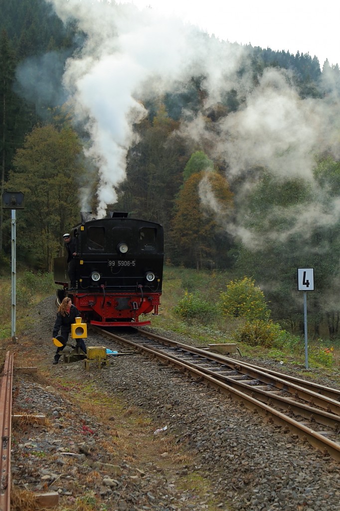 Nachdem 99 5906 am 17.10.2014 bei ihrer Rangierfahrt im Bahnhof Eisfelder Talmühle die Weiche am südlichen Bahnhofsende passiert hat, wird diese jetzt von der Zugführerin des IG HSB-Sonderzuges, mit welchem die Lok heute von Wernigerode nach Gernrode unterwegs ist, umgestellt, damit die Maschine zum Entaschen auf die Wartungsgrube des Bahnhofes fahren kann.