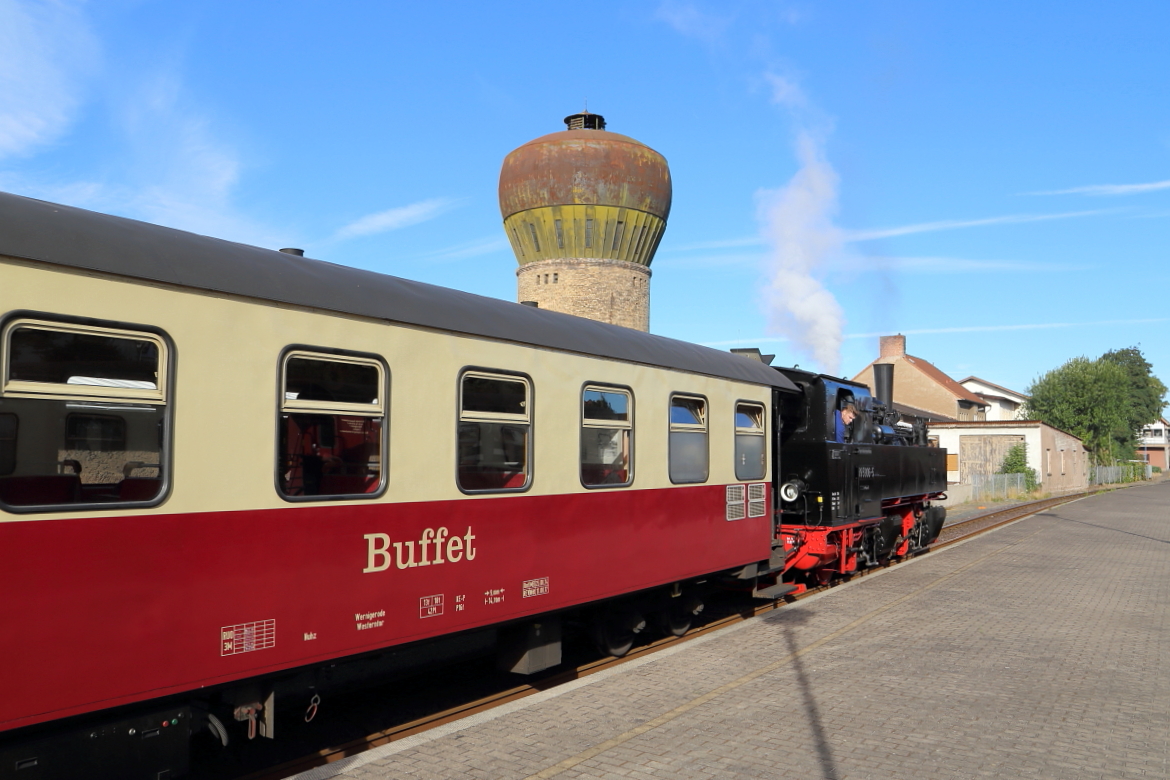 Nachdem 99 5906 am Morgen des 07.07.2018 im Bw Nordhausen gewissenhaft auf ihren Einsatz vorbereitet wurde, stellt sie nun ihren Sonderzug nach Mägdesprung und Harzgerode im Bahnhof Nordhausen Nord bereit.
