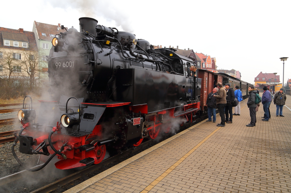 Nachdem 99 6001 am 15.02.2015 im Bw Nordhausen versorgt und gedreht wurde, hat sie sich jetzt wieder im Bahnhof Nordhausen-Nord vor ihren IG HSB-Sonderzug gesetzt, um mit ihm ihre Fahrt fortzusetzen, welche an diesem Tag von Quedlinburg über Nordhausen nach Wernigerode und somit über nahezu das gesamte Netz von Selketal- und Harzquerbahn führte. Kurz vor Abfahrt gibt es hier noch eine kurze Besprechung zwischen Betriebs-und Reiseleitung sowie dem Lokpersonal, denn auch auf der letzten Etappe finden nochmals mehrere Fotohalte und Scheinanfahrten statt, welche es akribisch zu organisieren gilt. Schließlich muß alles mit dem ja auch noch stattfindenden Planverkehr abgestimmt werden, damit man sich nicht in die  Quere  kommt.