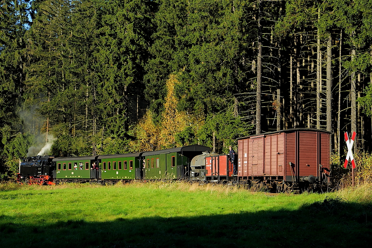 Nachdem 99 6001 am 19.10.2014 mit ihrem IG HSB-Sonder-PmG bei einer Scheinanfahrt zwischen Sternhaus Haferfeld und Sternhaus Ramberg an der Fotografenlinie vorbeigedonnert ist, drückt sie ihren Zug jetzt wieder zurück, um die Lichtbildner wieder einsteigen zu lassen. Danach wird die Fahrt in Richtung Alexisbad fortgesetzt.