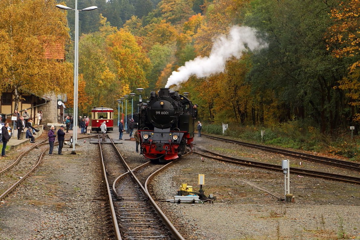 Nachdem 99 6001 am 23.10.2016 nach erfolgter Doppelscheinausfahrt mit dem IG HSB-Personenzug ihren Güterzug in den Bahnhof Alexisbad zurückgedrückt und im hinteren Bereich des Gleises 2 abgestellt hat, macht sie nun Platz, damit auch der Personenzug auf dieses Gleis einfahren kann. Zweck der Sache ist, jetzt laut Ablaufplan, beide Züge zu einem PmG zu verbinden. Ist dies erfolgt, setzt sich 99 6001 dann als Vorspannlok vor 99 5901. Bis Stiege geht es dann weiter mit Doppeltraktion.