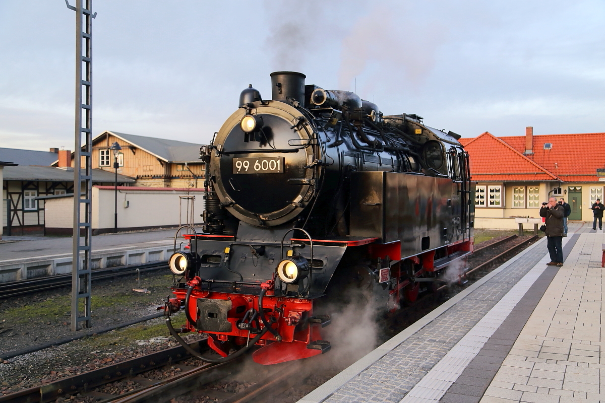 Nachdem 99 6001  am Nachmittag des 06.02.2016 ihren IG HSB-Sonderzug zurück nach Wernigerode gebracht hat und von ihm abgekuppelt wurde, ist sie jetzt auf Rangierfahrt zur Lokeinsatzstelle, wo sie auch gleich auf ihren Einsatz am nächsten Tag, ebenfalls eine Sonderzugfahrt, vorbereitet wird.