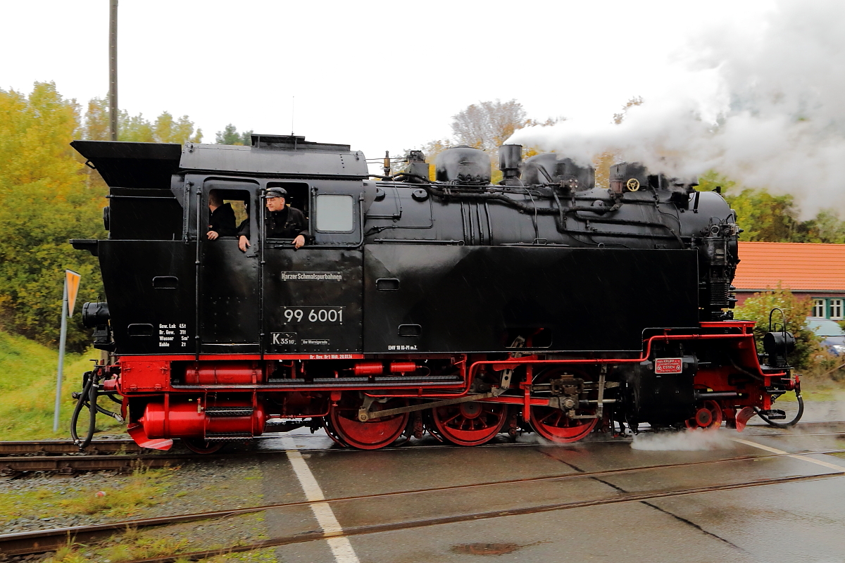 Nachdem 99 6001 ihren IG HSB-Sonderzug am 22.10.2016 für die Fotografen einmal durch die Stieger Wendeschleife gezogen hat, muß sie nun gewendet werden und absolviert dieselbe Fahrt noch einmal solo. Hier überquert sie gerade den Bahnübergang direkt am Bahnhof.