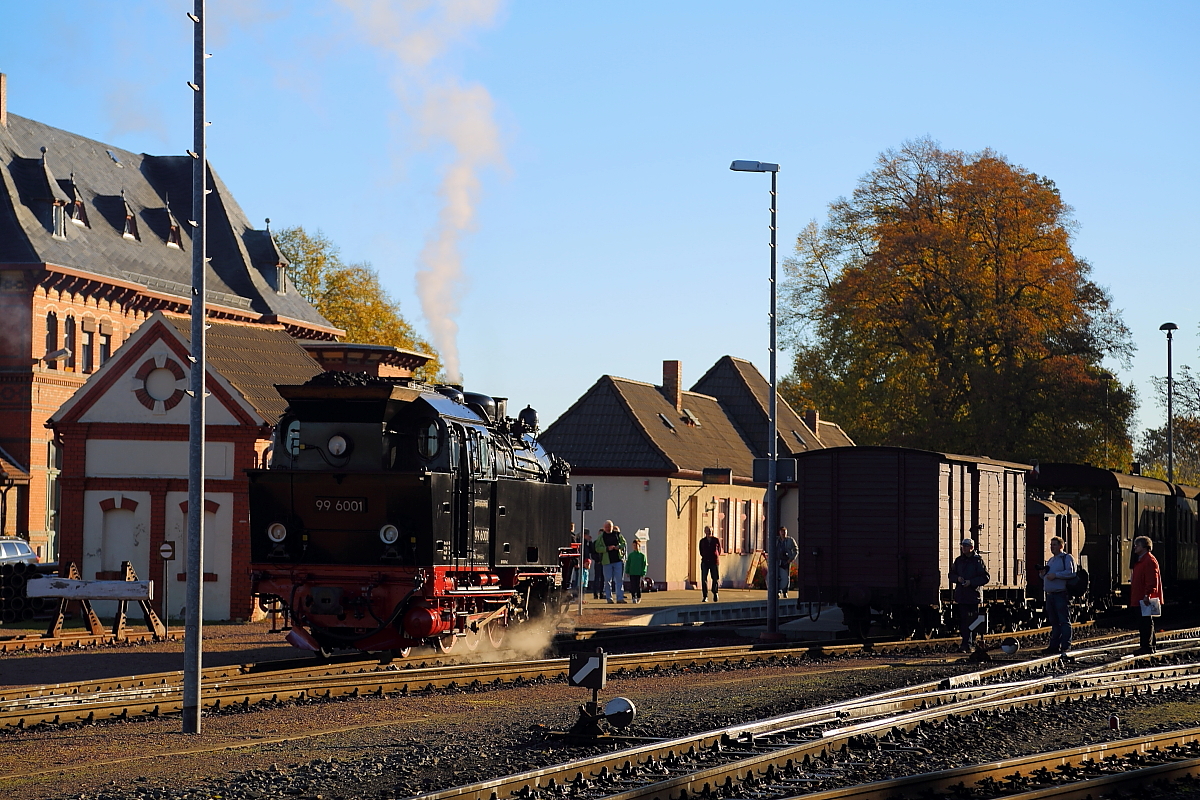 Nachdem 99 6001 ihren IG HSB-Sonder-PmG am 19.10.2014 auf Gleis 2 im Bahnhof Gernrode bereitgestellt hat, setzt sie jetzt ans andere Ende des Zuges um.