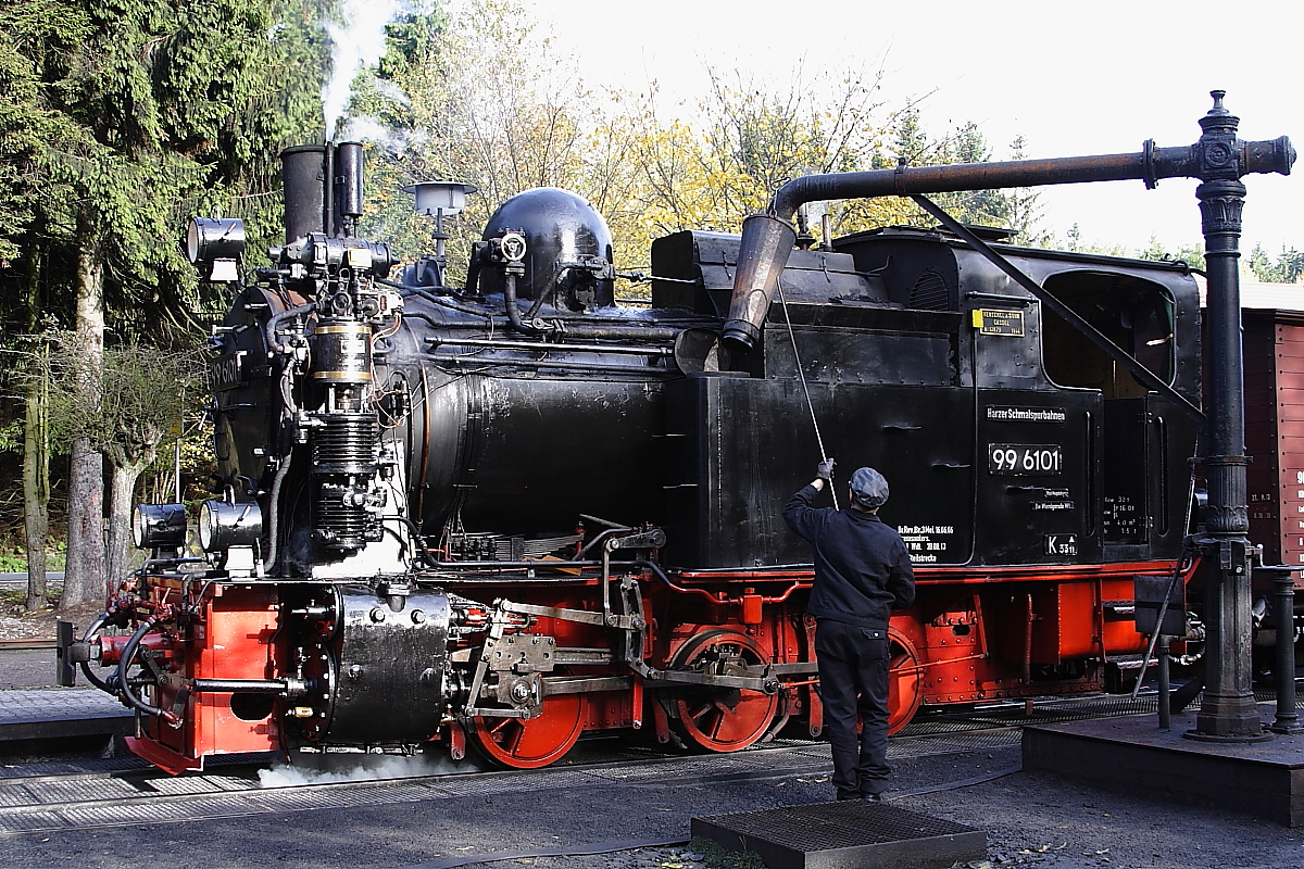 Nachdem 99 6101 am 19.10.2013 ihren aus fünf Wagen bestehenden Sonderzug der IG HSB nach Drei Annen Hohne hinaufgewuchtet hat, wird es Zeit für einen kräftigen Schluck, welcher auch mehr als redlich verdient war! Danach geht es weiter in Richtung  Eisfelder Talmühle .
