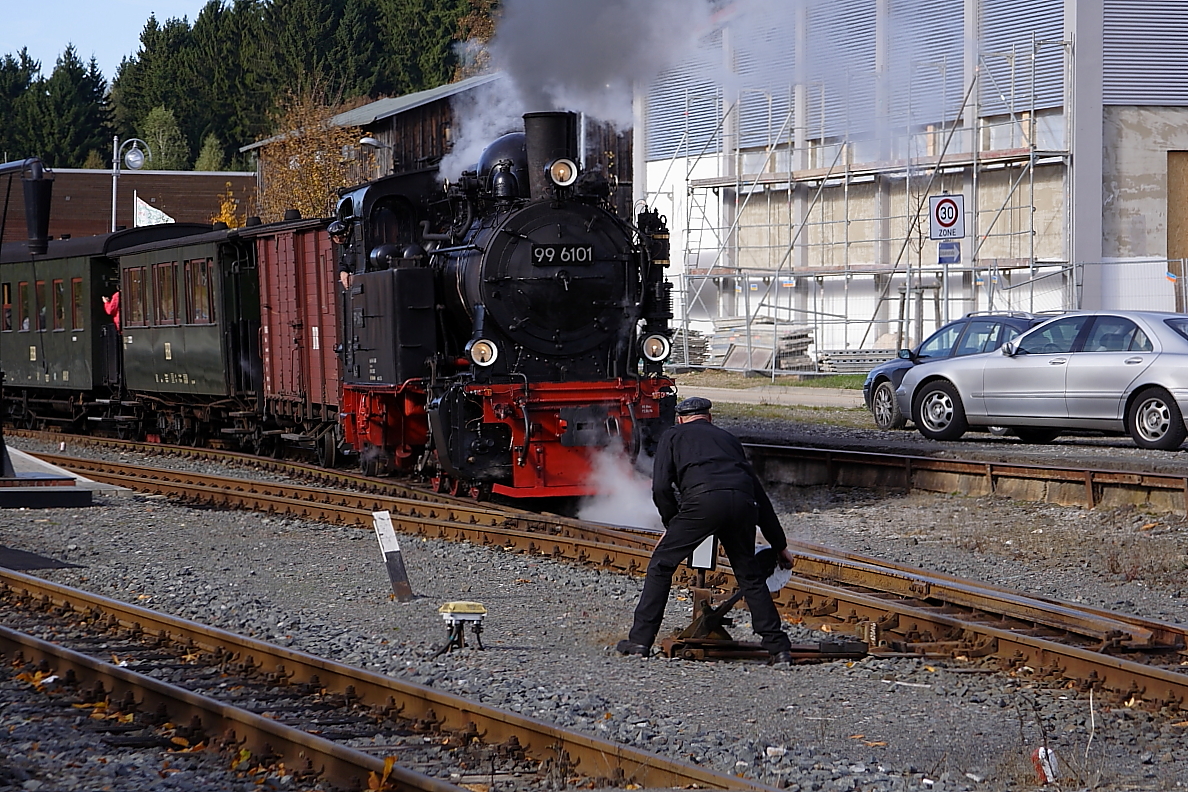 Nachdem 99 6101 am 19.102013 eine Weiche im Bahnhof Beneckenstein passiert hat, um zur Bekohlung ans Ladegleis zu fahren, wird diese vom Heizer der Lok für die Einfahrt eines Planzuges umgestellt.