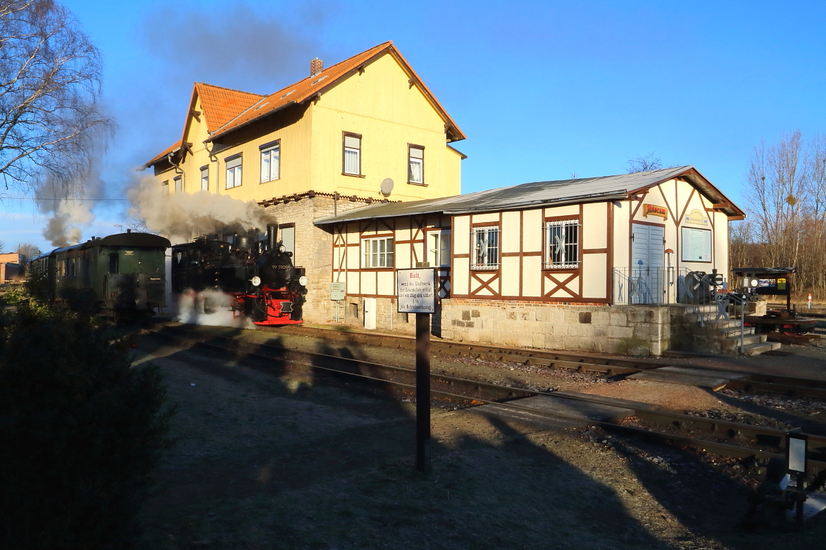Nachdem 99 6101 am Morgen des 14.02.2015 den IG HSB-Sonder-PmG in den Bereich des ehemaligen Bw Gernrode gezogen hat, macht sich vor dem einstigen Bahndienstgebäude jetzt 99 5901 auf den Weg, um sich an die Spitze des Zuges zu setzen.