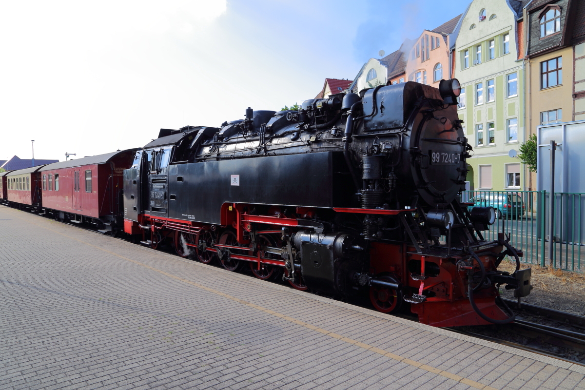 Nachdem 99 7240 am 06.07.2018 mit P 8929 vom Brocken in den Bahnhof Nordhausen Nord eingefahren ist, wird sie jetzt gleich vom Zug abgekuppelt und wird sich daraufhin ins Bw verabschieden, wo für sie, für den heutigen Tag, dann Feierabend ist.