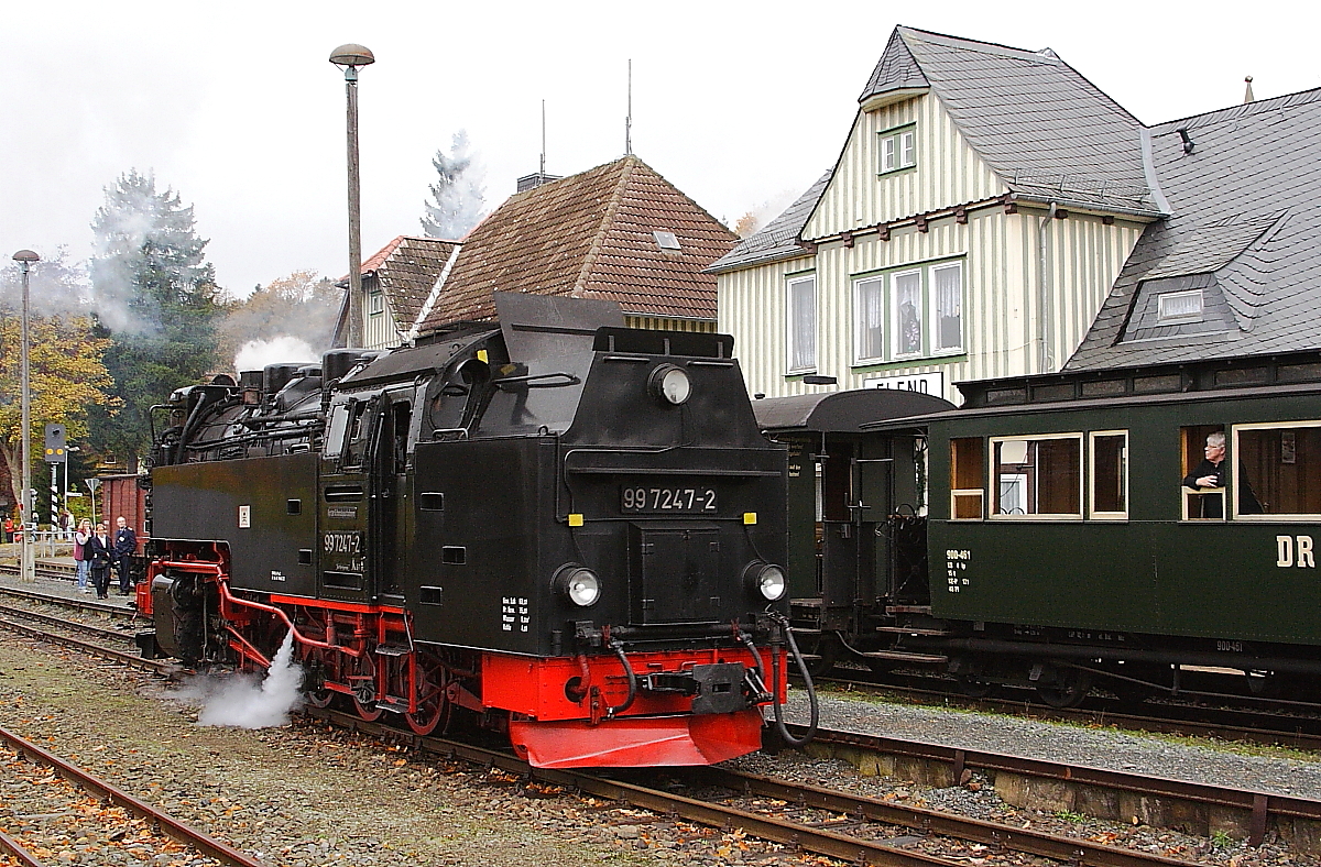 Nachdem 99 7247 am 20.10.2013 mit ihrem Sonder-PmG der IG HSB im Bahnhof Elend eingetroffen ist, erfolgt nun eine Rangierfahrt, um einen Güterwagen des Zuges auf`s Abstellgleis zu bugsieren.