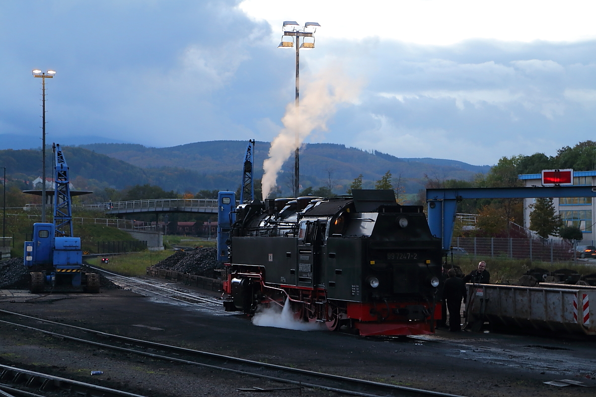 Nachdem 99 7247 am Abend des 16.10.2014 ihren letzten Zug im Wagenwerk abgestellt hat, wird sie jetzt im Bw Wernigerode für ihren Einsatz am nächsten Tag vorbereitet. Danach ist für Personal und Maschine endlich Feierabend.