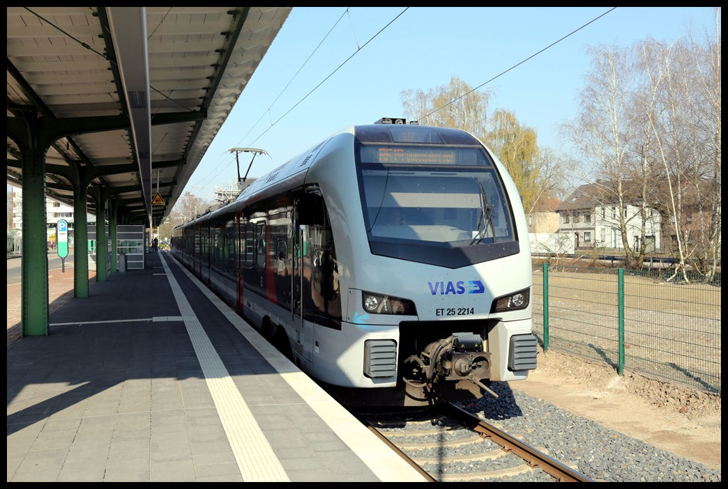 Nachdem Abellio den Betrieb in NRW eingestellt hat, haben andere Unternehmen einzelne Strecken übernommen. So fährt VIAS zwischen Bocholt und Düsseldorf. Am 23.3.2022 stand um 15.25 Uhr der ET 252214 von VIAS abfahrbereit nach Düsseldorf im Endbahnhof Bocholt.