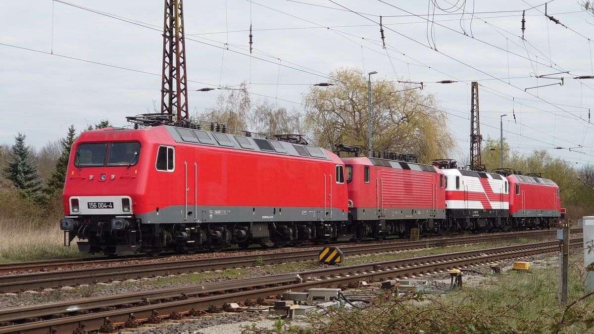 Nachdem alle vier Lokomotiven der Baureihe 156 (ex DR 252) von der MEG an Fahrzeugwerk Karsdorf GmbH & Co. KG (FWK) übergegangen sind, erinnert bei der 156 004 nichts mehr an den vorherigen Eigentümer. Aufnahme vom 20.4.22 in Naumburg (Saale)