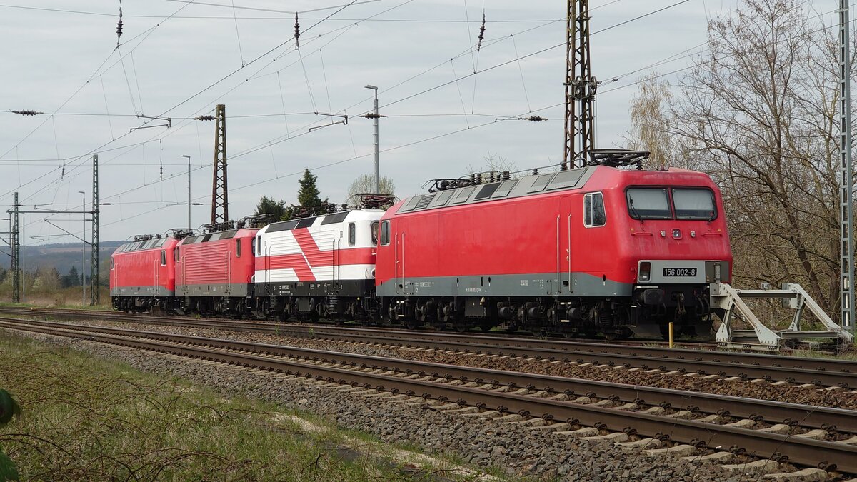 Nachdem alle vier Lokomotiven der Baureihe 156 (ex DR 252) von der MEG an Fahrzeugwerk Karsdorf GmbH & Co. KG (FWK) übergegangen sind, sieht man bei der 156 002 unter dem 3. Spitzenlicht noch, wo mal der Aufkleber von MEG war. Aufnahme vom 20.4.22 in Naumburg (Saale)