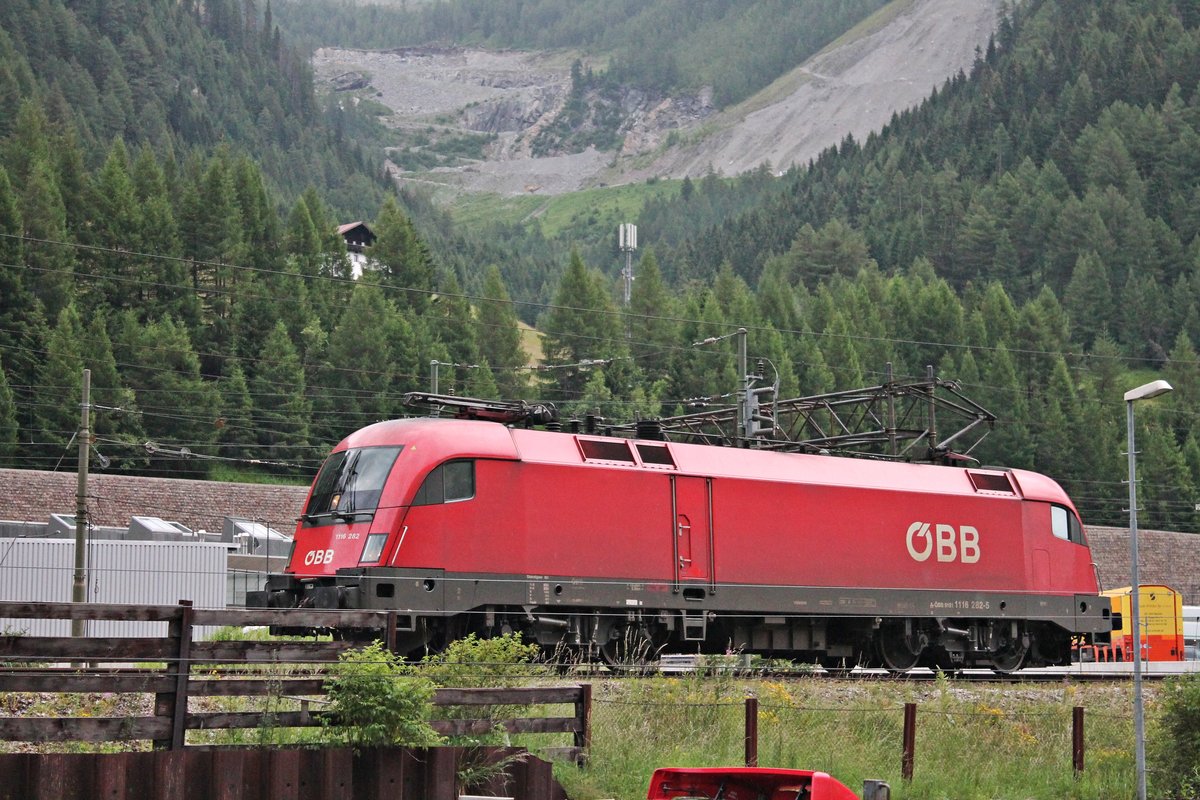 Nachdem am 04.07.2018 die 1116 282 einen Güterzug an den Brenner hoch brachte, rangierte sie nun neben dem RoLa-Terminal auf ein Abstellgleis, wo sie auf ihre Rückleistung in Richtung Inntal wartete.