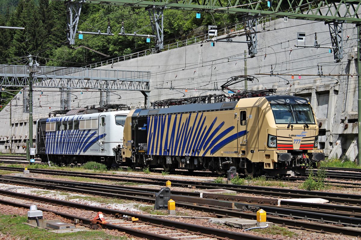 Nachdem am 04.07.2018 die 193 777 zusammen mit 151 018-9 und dem  Winner -KLV aus Wuppertal im Bahnhof von Brennero angekommen ist, rangierte der Vectron die 151er unter der italienischen Oberleitung vom Zug um sie anschließend wieder in Richtung Österreich zu schieben.